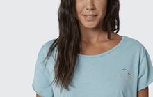 Lade das Bild in den Galerie-Viewer, Duotone Tee Branded SS women 2023
