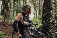 Charger l&#39;image dans la galerie, Veste VTT avec protection dorsale Scrub Amp
